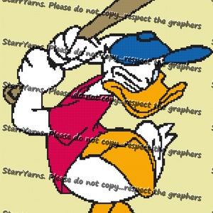 Op de afbeelding: Een cartoon eend met een blauwe baseballpet en een rood shirt zwaait met een houten honkbalknuppel. De eend heeft een vastberaden uitdrukking op zijn gezicht.