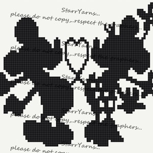Può includere: Design di pixel art in bianco e nero di Topolino e Topolina che si tengono per mano con un cuore al centro. Il design è circondato da un motivo floreale.