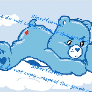 Może przedstawiać: Niebieski Miś Kubuś Puchatek z czerwonym sercem na plecach leży na plecach na białej chmurze. Miś ma niebieski nos i sercowaty pępek. Miś patrzy na widza z lekko smutnym wyrazem twarzy.