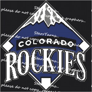 Op de afbeelding: Een zwart en blauw baseballteamlogo met een witte ruitvorm en de woorden "COLORADO ROCKIES" in wit. Het logo heeft een gestileerde bergketen op de achtergrond.