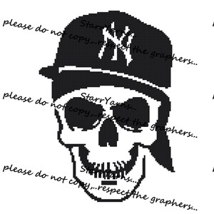 Op de afbeelding: Zwart-witte pixel art van een schedel met een baseballpet met het logo van de New York Yankees. De tekst "Starr Yarns... please do not copy... respect the graphers..." wordt drie keer rond de afbeelding herhaald.