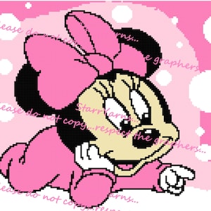 Può includere: Un'immagine pixel art rosa e bianca di un cartone animato di Minnie Mouse bambino che indossa una tutina rosa e un grande fiocco rosa. Lo sfondo è rosa con pois bianchi.