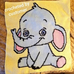 Puede incluir: Manta de beb&eacute; tejida a crochet con un elefante azul y rosa con el texto "crocheted by customer" en la esquina superior izquierda.