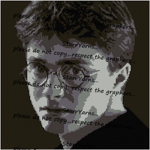 Puede incluir: Un retrato pixelado en blanco y negro de un hombre con gafas. La imagen es una obra de arte digital e incluye el texto "Starr Yarns... please do not copy...respect the graphers..." repetido varias veces.
