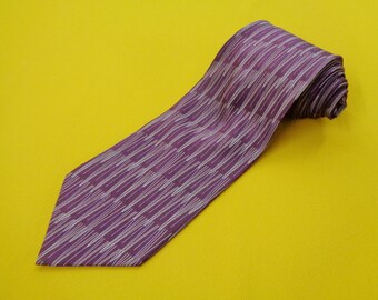Cravate Yves Saint Laurent vintage Cravate en soie Yves Saint Laurent vintage YSL Made in Italy Cravate en soie à motif abstrait