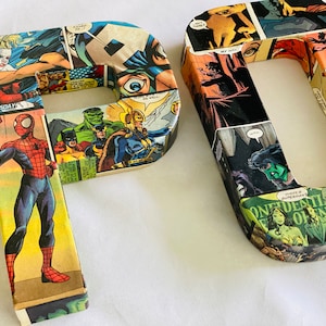 Letras de cómic, decoupage de cómic, collage hecho a mano de letras de cartón con mod podge, arte pop, nombre personalizado de decoración de superhéroes