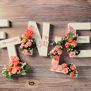 Carta floral personalizada, carta independiente, carta de papel maché, decoración de la guardería, regalo personalizado, carta floral, decoración de la ducha del bebé, 8'' de altura