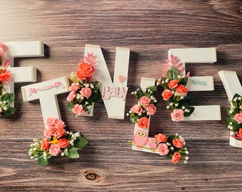 Aangepaste bloemenbrief, vrijstaande brief, brief van papier-maché, kinderdagverblijfinrichting, gepersonaliseerd cadeau, bloemenbrief, babydouchedecor, 8'' hoog