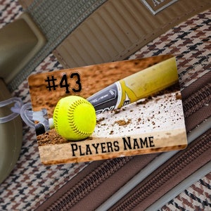 Softball Taschenanhänger, personalisierte Sporttasche Anhänger, Baseball Taschenanhänger, benutzerdefinierte Softball Team Tags, Baseball Namensschilder, Baseball Gepäckanhänger