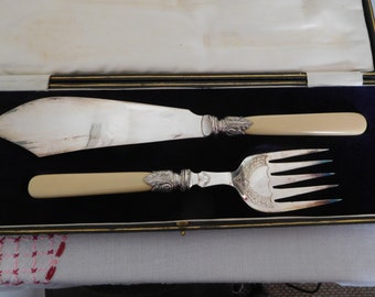 Juego de servir pescado vintage ornamentado de Francis Howard Sheffield con caja, plato y tenedor.