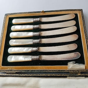Set of 6 Vintage butter spreaders cutlery nacre mother of pearl handles 1900s plated dining dinner English cutlery cutler hallmark JB