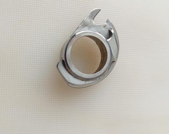 Singer Spulenhalter Spulenkapsel Teil 32590 aus Vintage 99K & 66K Maschine Baumwollspulenhalter passend für 66 99 185 Original Vintage-Teil.