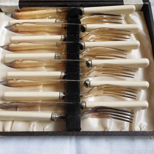12-teiliges Set bestehend aus 6 Vintage Fischschneider-Sets & 6 Gabeln in einer Schachtel EPNS elektro plattiert Anfang / Mitte der 20er Jahre Kunststoff-Knochengriffe (Zellulose)
