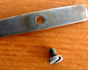 Singer Sewing machine leaf spring Simanco No 32570 vintage Bobbin Cover plate Fixing 99K 66 28 etc original