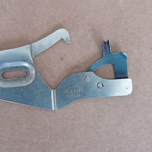 SINGER Underbraider Simanco part No 121547 for use with Sewing Machine 66 99 221 28 etc most low shank models