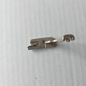 Vintage Singer Slant Schaft 5/32 Saum Fuß Simanco #161195 Singer Nähmaschine etc wie abgenommen und Vintage Simanco Teil abgebildet