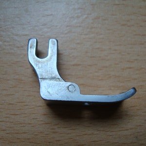 Singer Standard Hinged Zig Zag Presser Foot Simanco 105249 300 series etc, Vintage 1960s part zigzag, zigzagger