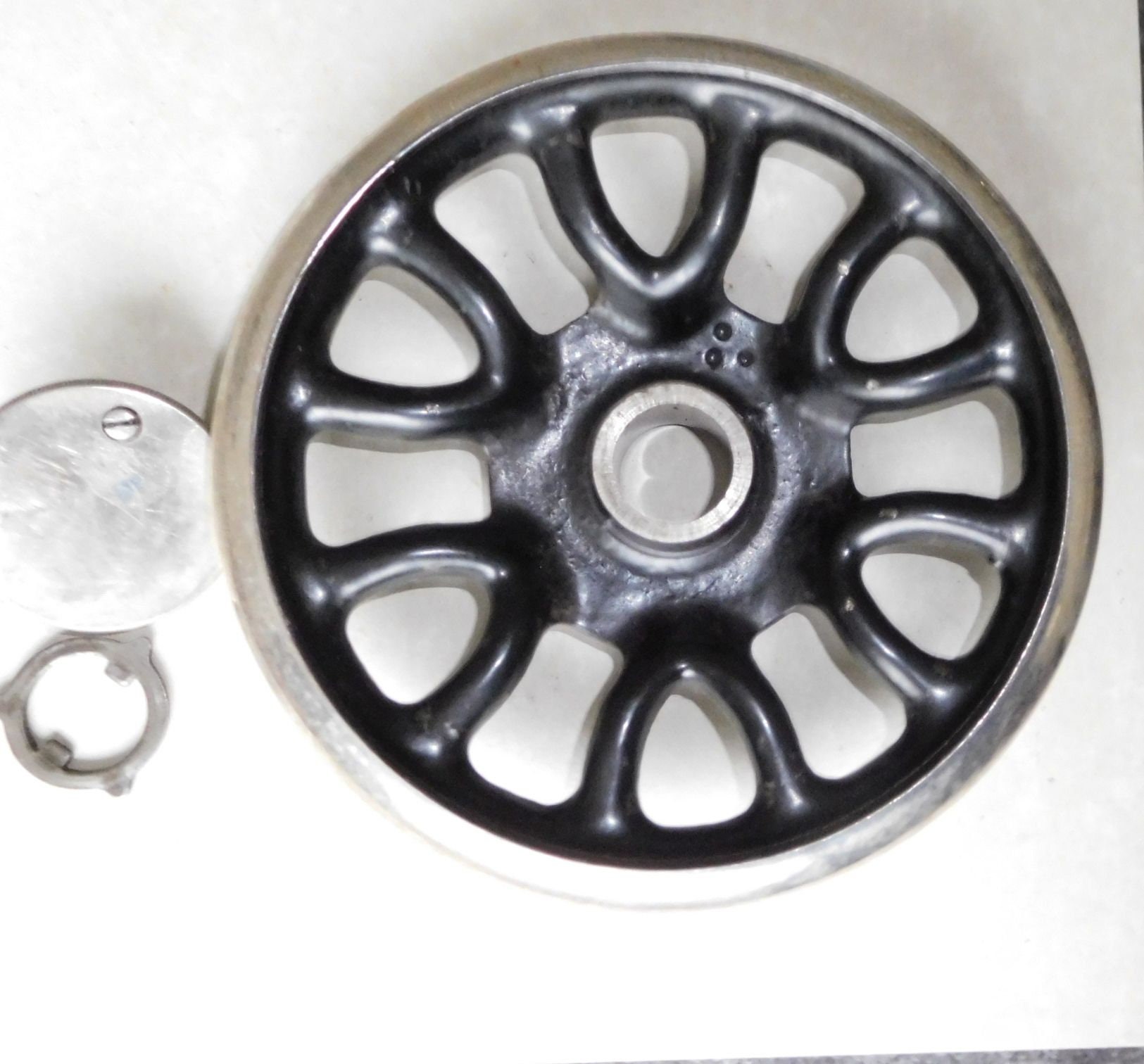 Singer sewing machine 12 spoked balance wheel from 1895 VS with stop
