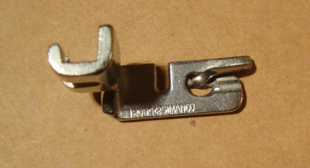 Singer Sewing Machine Blackside Low Shank Rolled Hemmer Foot 5/64 Simanco  120855 B