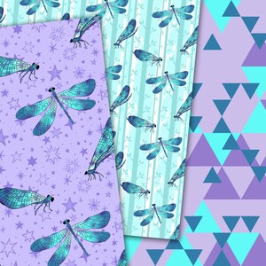 K&ouml;nnte beinhalten: Drei digitale Papierdesigns mit einem blauen Libellenmuster auf einem violetten Hintergrund mit wei&szlig;en Sternen, einem blauen Libellenmuster auf einem hellblauen und wei&szlig;en gestreiften Hintergrund und einem geometrischen Muster aus violetten und blauen Dreiecken.