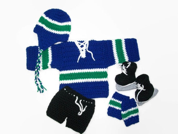 Vancouver Canucks Newborn Girls Sweet Fan Gown Hat /& Booties Set