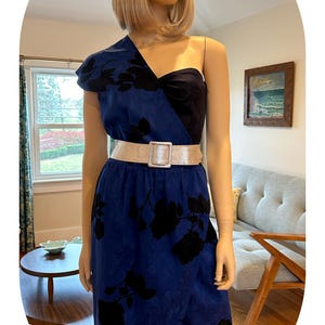 sex and the city one shoulder dress Carrie Bradshaw's 15 Best 'Sex And The City' Outfits
