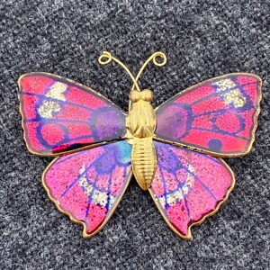 Broche de mariposa esmaltado en tono dorado rosa y morado vintage de 2 pulgadas