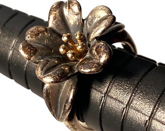 Pierścionek James Avery April Flower z 18-karatowego złota z centralnym elementem ze srebra próby 925, wycofany z produkcji