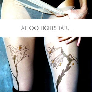 Collant con tatuaggio di giglio, disegno di fiori botanici su collant