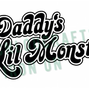 以下が含まれることがあります： スタイリッシュなフォントで「Daddy's Lil Monster」というテキストが書かれた白黒のグラフィックデザインです。