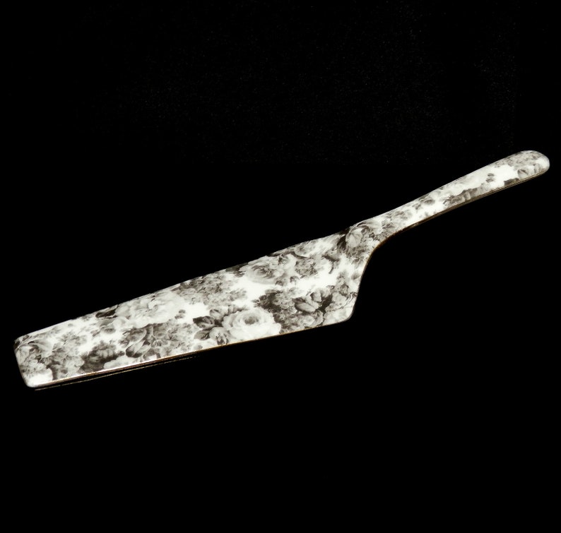 Vintage Chintz Porcelain Cake Server Black /& White Toile Roses Pattern Formalities by Baum Bros