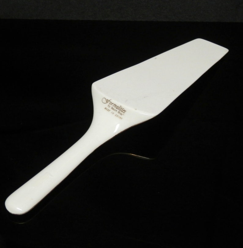 Vintage Chintz Porcelain Cake Server Black /& White Toile Roses Pattern Formalities by Baum Bros