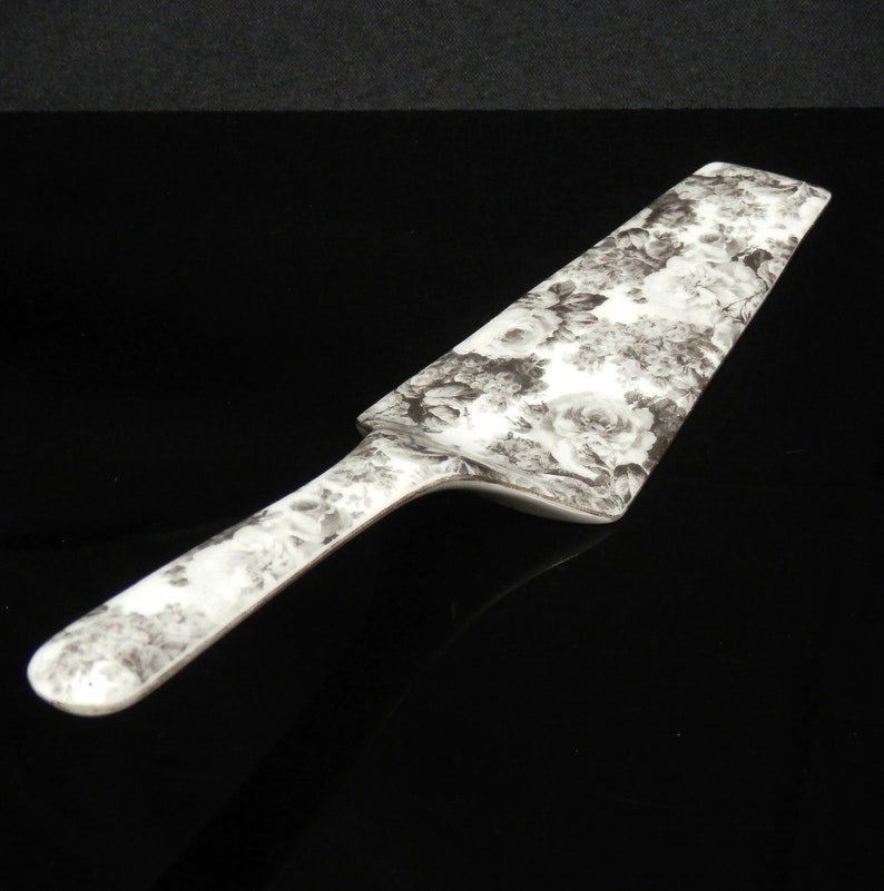 Vintage Chintz Porcelain Cake Server Black /& White Toile Roses Pattern Formalities by Baum Bros