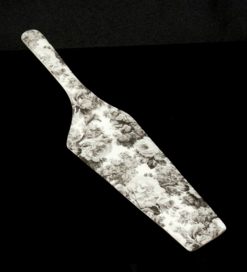 Vintage Chintz Porcelain Cake Server Black /& White Toile Roses Pattern Formalities by Baum Bros
