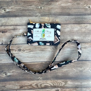 Magic Tools Cartera y cordón de identificación Goblincore, bolsa de tela con cremallera Dear Stella con ventana frontal transparente, clip para insignia, correa para el cuello extraíble