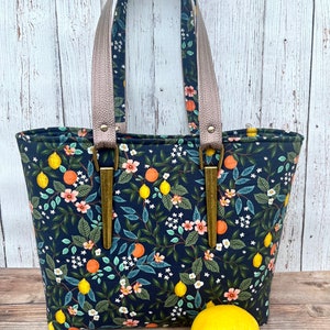 Rifle Paper Co. Bolso de mano de tela Bramble, bolso de hombro grande Citrus Grove con bolsillos interiores, asas de vinilo y anclajes de correa