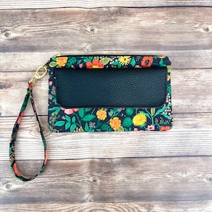 Rifle Paper Co. Cartera de tela para teléfono con pulsera extraíble, embrague Camont con ranuras para tarjetas, cartera Findlay