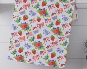 Ręcznik kuchenny z motywem patriotycznych truskawek i kokardek | Letnia kuchnia z flagą amerykańską