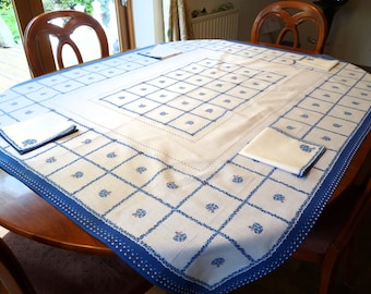 Tablecloth & 4 napkins made from vintage pre-printed cotton panel. Measures 45" x 56" (115 x 142cm) Pure cotton, blue, white, red design.