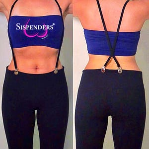 Puede incluir: Imagen de dos paneles que muestra a una persona con un top bandeau azul con el texto "Sispenders" y leggings negros. Las correas negras del sujetador se sujetan a la parte superior y a las mallas con clips metálicos. Los tirantes se cruzan en la espalda.