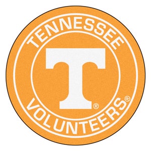 Könnte beinhalten: Orangefarbenes und weißes kreisförmiges Logo mit dem Text "Tennessee Volunteers" und einem weißen "T" in der Mitte.