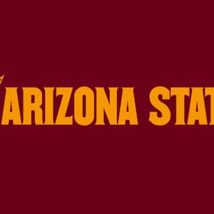 Puede incluir: Logotipo de la Universidad Estatal de Arizona con un tridente dorado y las palabras "Arizona State" en dorado sobre un fondo granate.