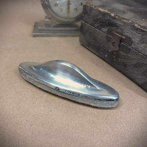 Op de afbeelding: Een set van drie keramische mokken met een gespikkelde, matte afwerking. De mokken zijn in de kleuren crème, lichtgrijs en donkergrijs. Elke mok heeft een eenvoudig, minimalistisch ontwerp, perfect voor koffie of thee.