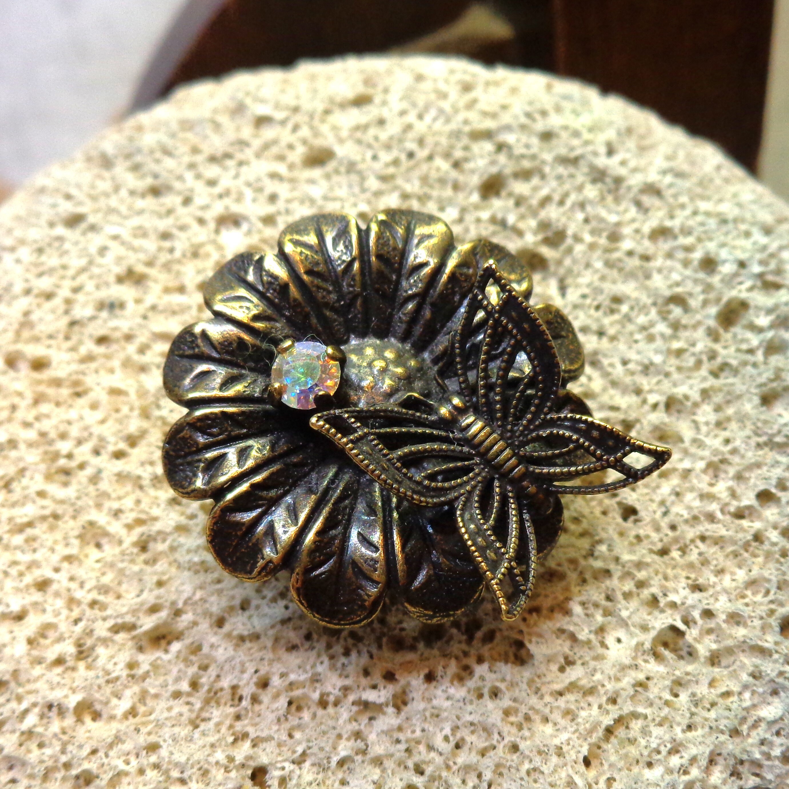 ヴィンテージ デイジーの蝶のブローチ - Etsy 日本