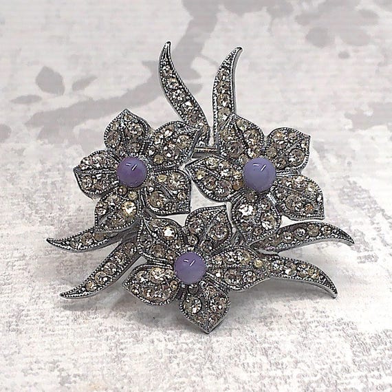 Ancienne broche en strass et pierre verte . Ma réf. EB AE