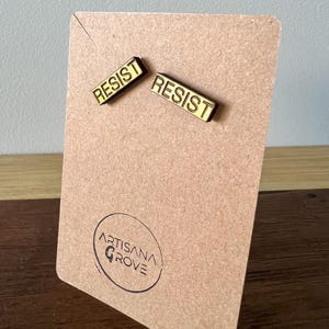 widerstehen Ohrringe, widerstehen Ohrstecker, widerstehen Schmuck, Anti-MAGA/Trumpf/Faschismus, Demonstration, Widerstand Schmuck, gravierte Holz widerstehen Ohrringe