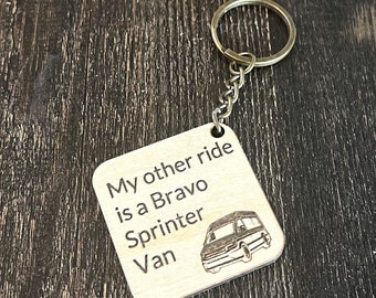 Bravo Sprinter Van Llavero Bravo Real Housewives Accesorio de regalo Madera grabada Realidad Bravo TV, Llavero divertido