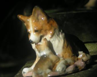 Figura de perro Corgi de Ron Hevener -- "El inconformista"