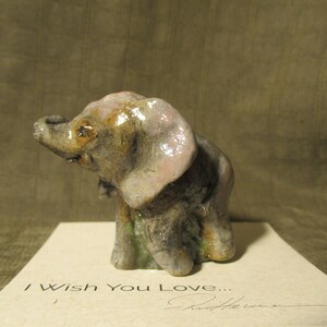 Ron Hevener bébé éléphant miniature sur carte de collection 2 x 2 pouces
