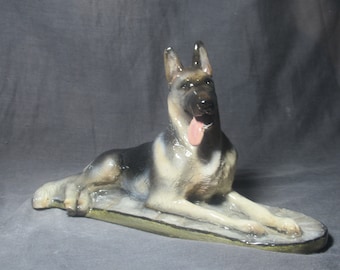 樹脂製ジャーマンシェパードドッグの置物、座っている犬の彫刻